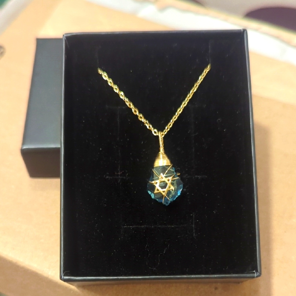 Elegant Gold and Blue Pendant Necklace